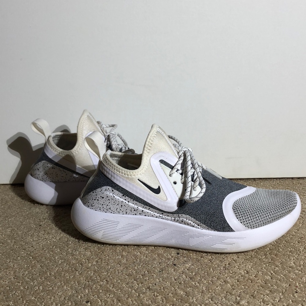 Nike women’s Lunarcharge Essential size 8